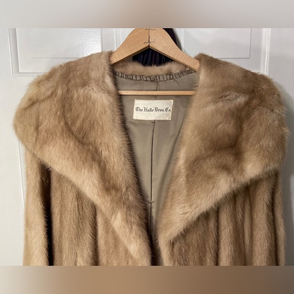 The halle bros co. Fur coat - Picture 3 of 8